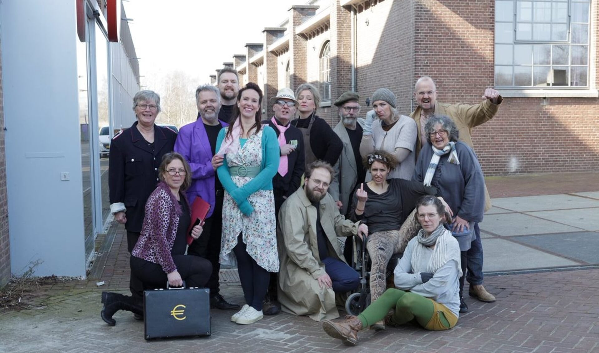 Veertien van de negentien enthousiaste leden van Muziektheater Amersfoort.  