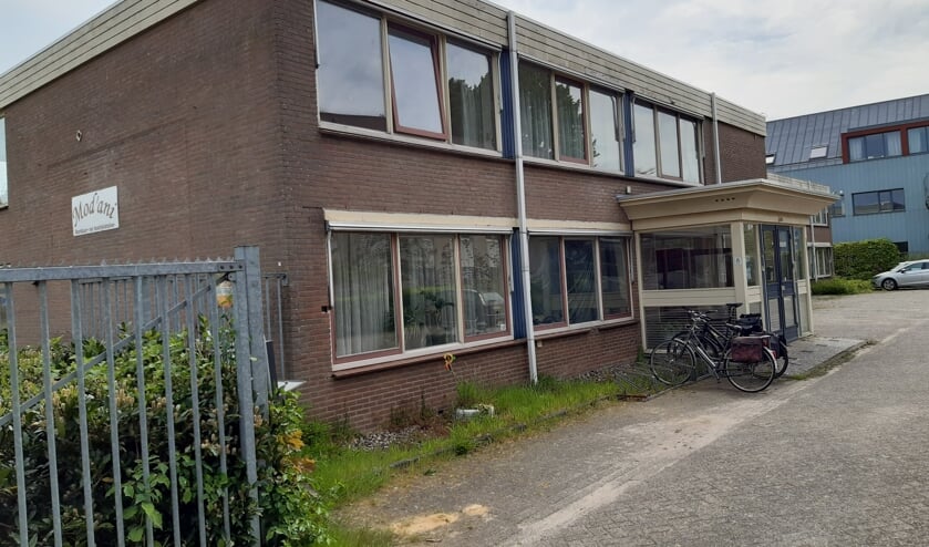 Het bestaande pand aan de Olmenlaan 8. Op de achtergrond is het gebouw van de WSL aan de Larikslaan zichtbaar.