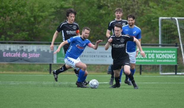 ONA'53 (zwarte shirts op archieffoto tegen Otterlo) verloor dinsdagavond op eigen veld met 3-0 van Blauw Geel'55.