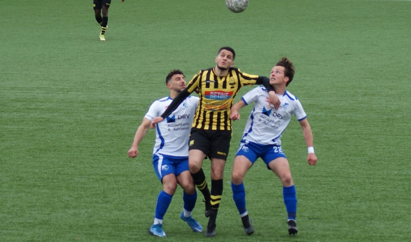 Akram Chentouf (l) en Rob v.d. Wetering (r) maken het de tegenstander moeilijk