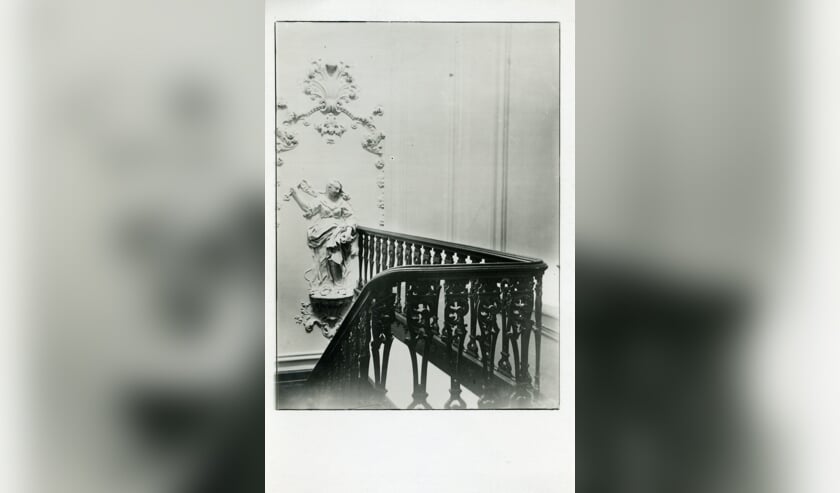Foto van ornament in het trappenhuis, gedateerd 1940-1960