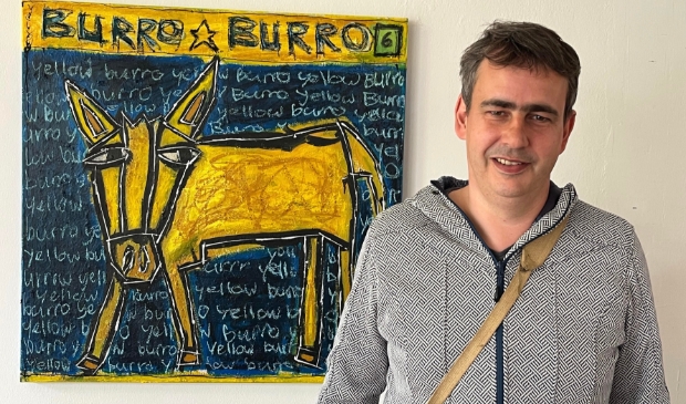 <p> Exposant René van der Lans bij een van zijn kunstwerken.</p>