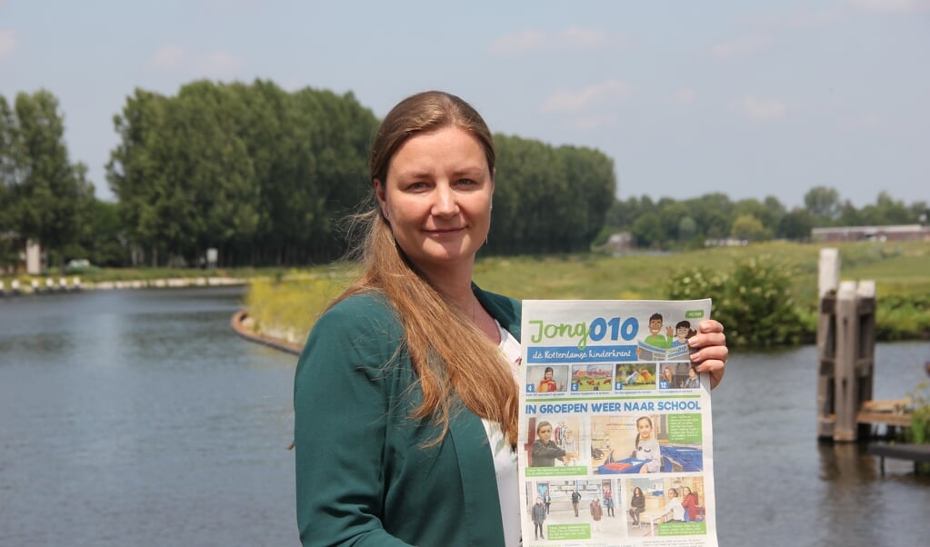 Oprichter en hoofdredacteur van Jong0318; Marissa Diepeveen met een voorbeeldexemplaar van de Rotterdamse Jong010.