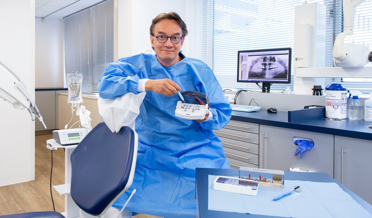 Tandarts-implantoloog René Overmars werkt voor zijn behandelingen met innovatieve technieken.