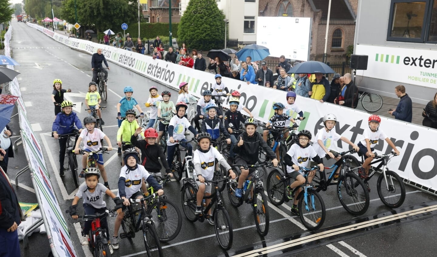 De deelnemers van de Vuelta Kids dikkebandenrace groep 5/6 staan klaar om te vertrekken.