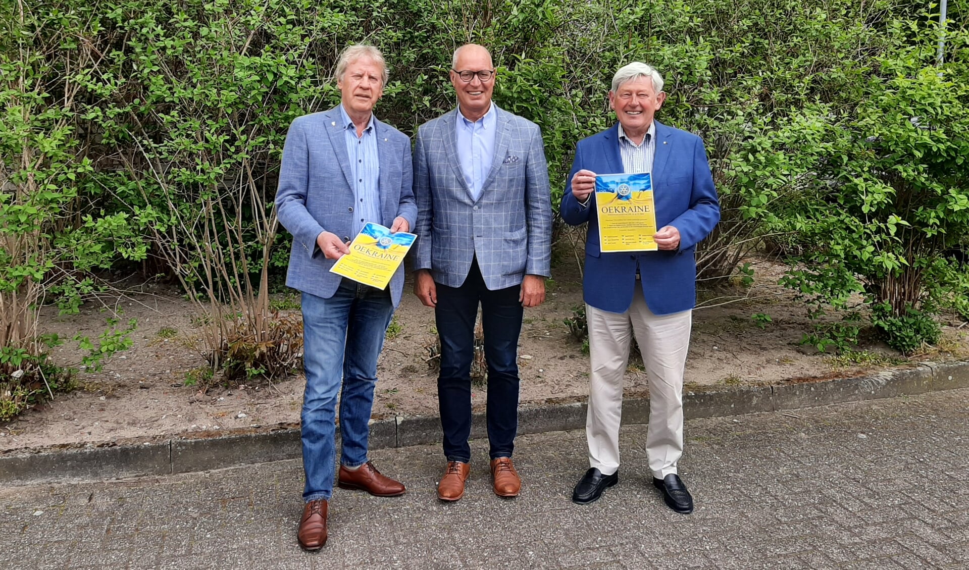 Van links naar rechts: René van Holsteijn, Wim Werkman en Lucien Schram namens de organiserende Rotaryclubs.