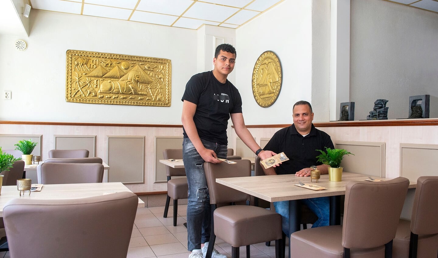 Mimo en zoon Basem in in hun nieuw verbouwde pizzeria Sphinx