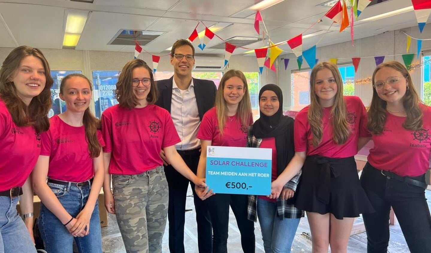 De teams ‘Meiden aan het roer’ en ‘Kajmeleon’ van het Kaj Munk College zijn blij met de geschonken 500 euro.