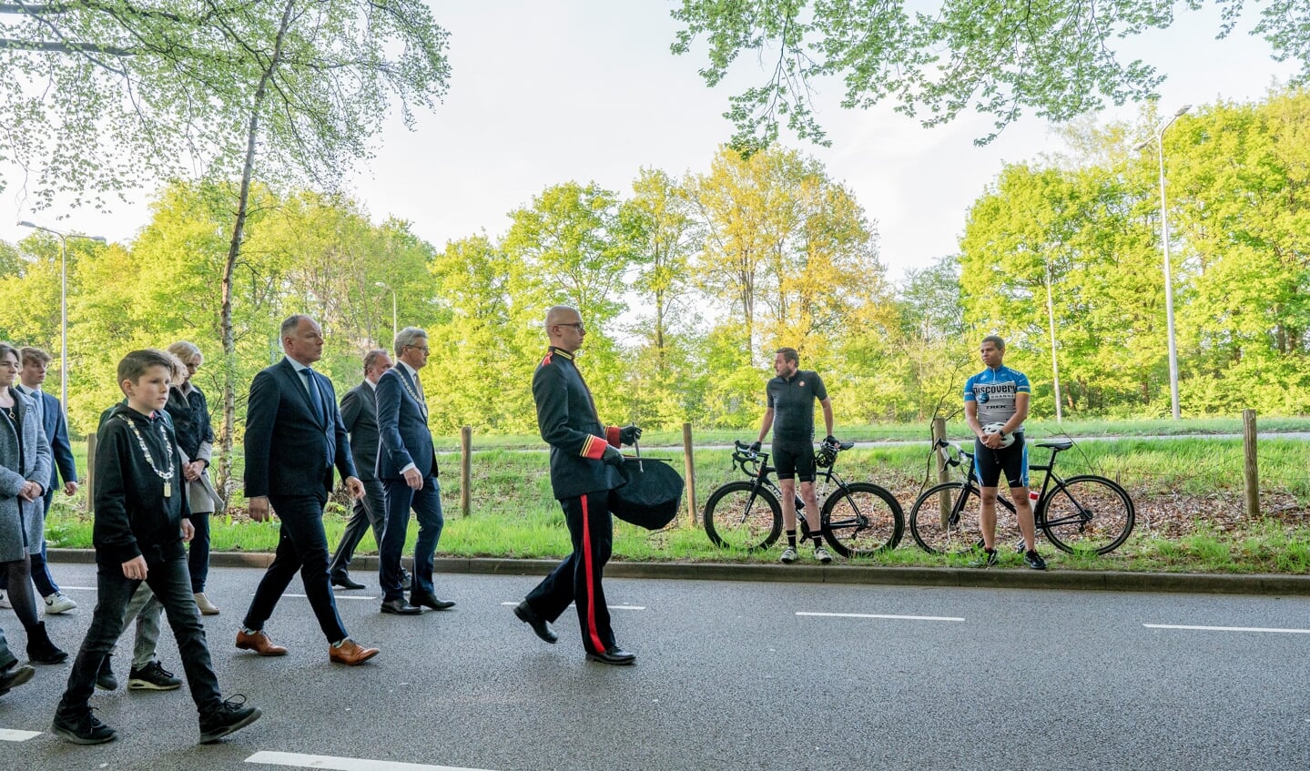 Burgemeester Bolsius van Amersfoort en loco-burgemeester Kiel van Leusden lopen vooraan bij de Stille Tocht van voormalig Kamp Amersfoort naar begraafplaats Rusthof, 4 mei 2022
