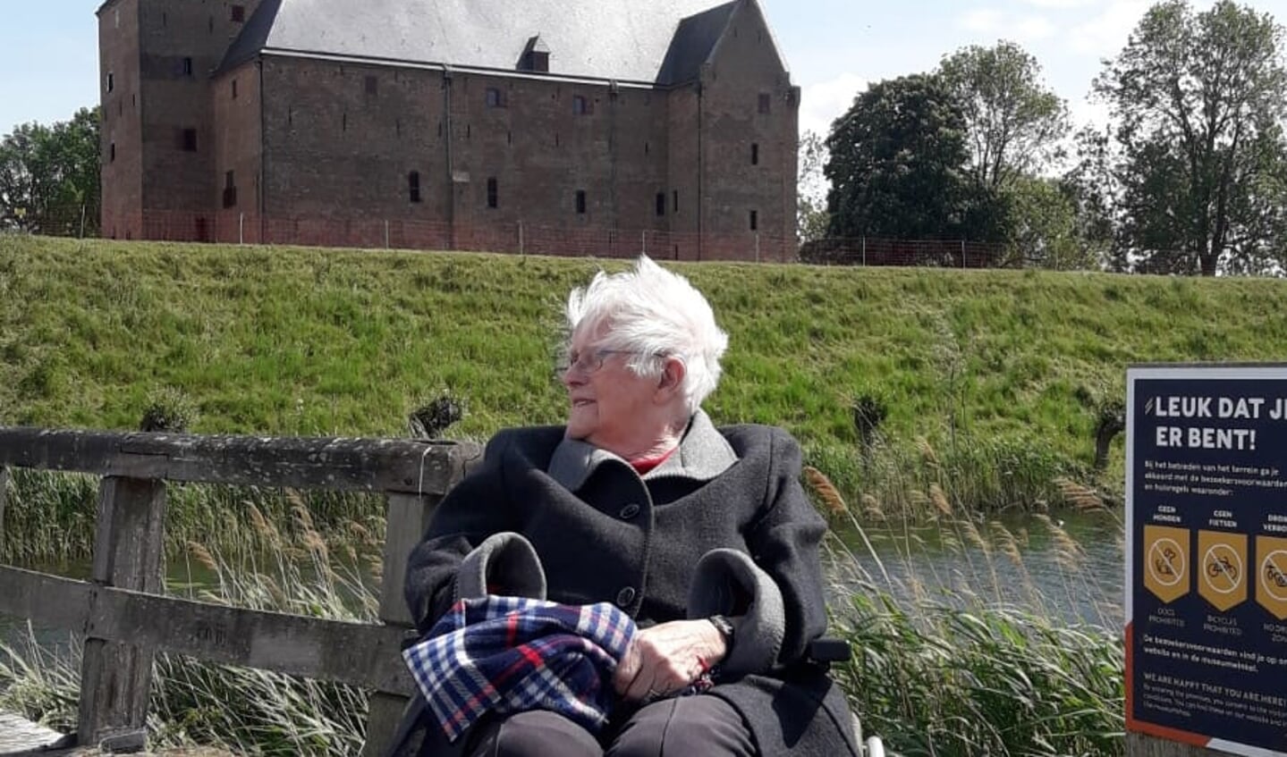 Mevrouw van Stappen genoot volop van een uitstapje naar Slot Loevestein, een wens die in vervulling ging dankzij de activiteitenbegeleiders van zorgcentrum Pedaja.