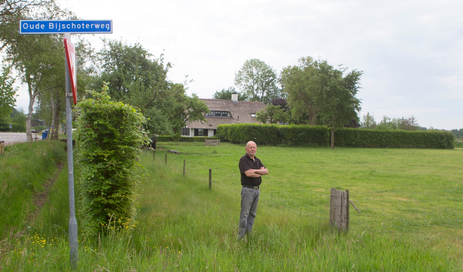 Omwonende Arie Dost bij de plek in Voorthuizen waar Kootwijkerbroekse sloopmeters worden omgezet naar twee woningen.