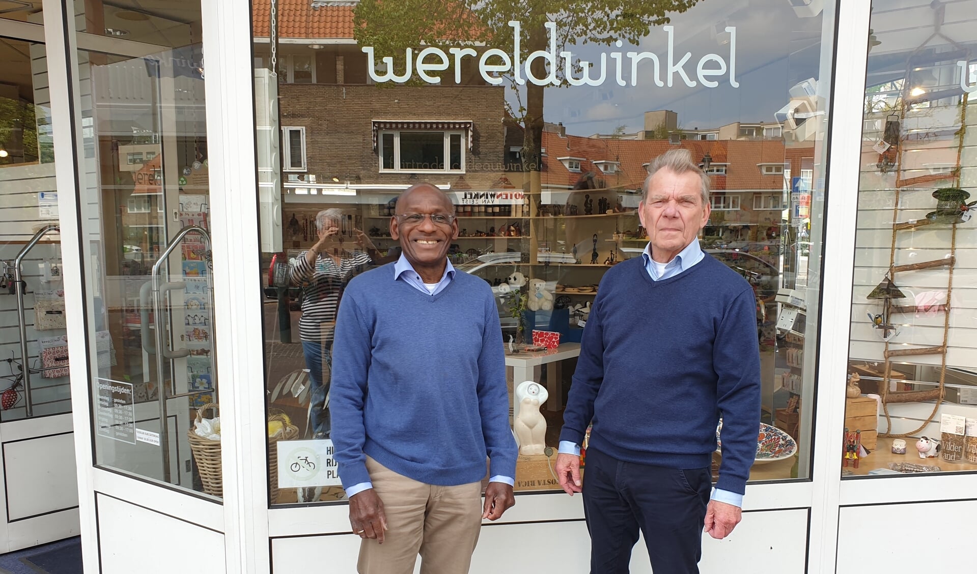 Cor Doelwijt en Aart Meijer vragen Zeistenaren om de Wereldwinkel te steunen.