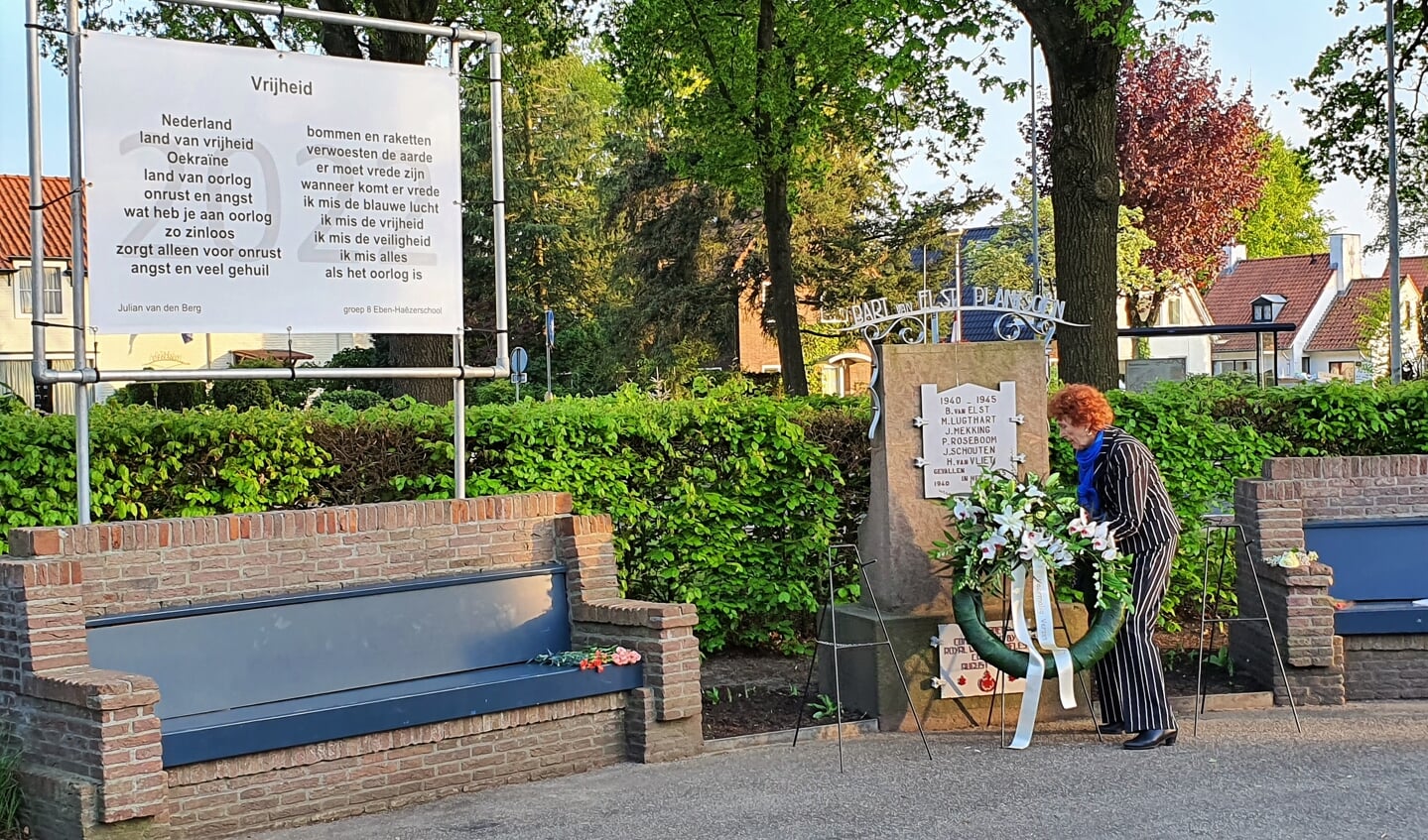 Anneke Nagtegaal, aftredend voorzitter van de Stichting Bart van Elst, legt een krans bij het monument in het Bart van Elstplantsoen
