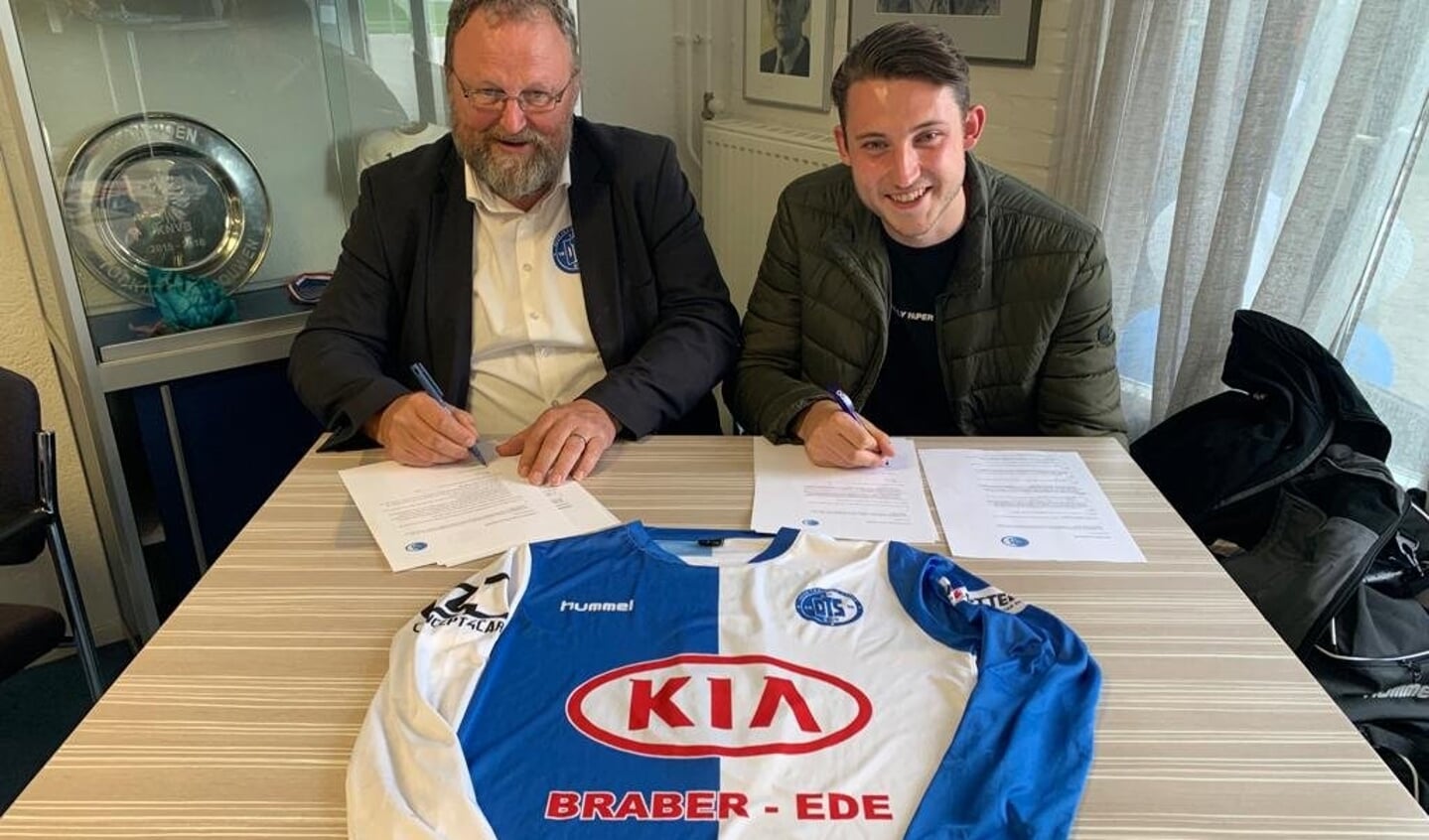 Hidde Eshuis bij de ondertekening van zijn contract, samen met DTS-voorzitter Jeroen Been.