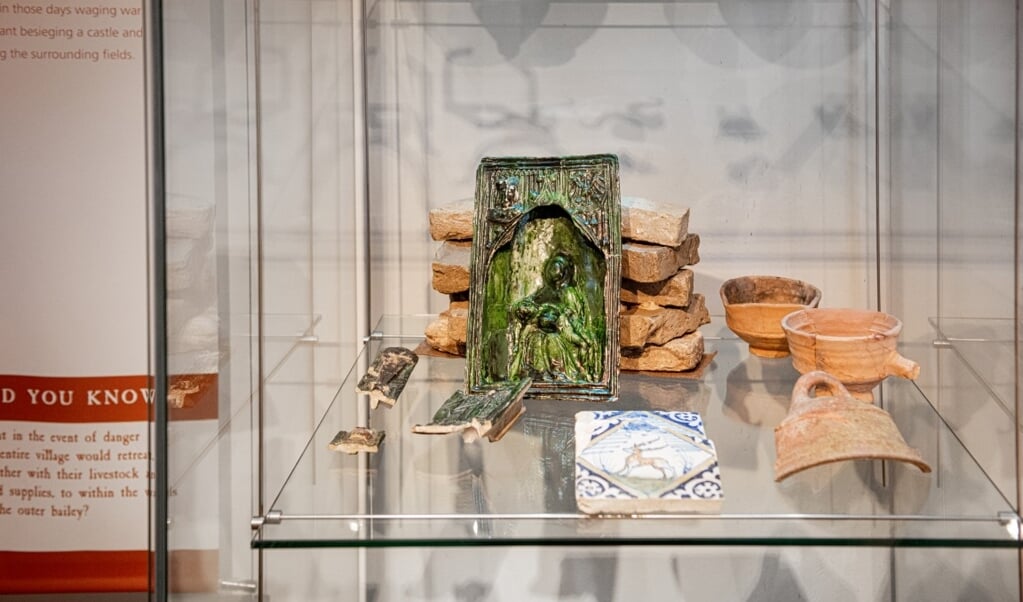 Gevonden voorwerpen in de expositie Opgegraven bij Slot Loevestein