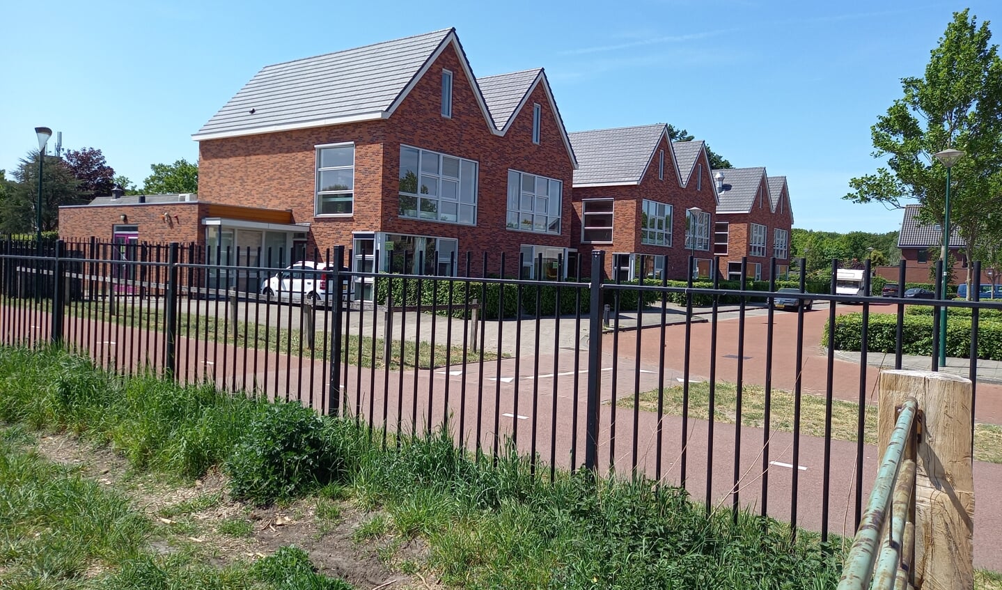 Het moestuintjescomplex bevindt zich tegenover de veelbesproken voormalige schoolwoningen aan de Mispel, eveneens op grondgebied van Rhenen. Ze zijn verkocht en worden omgebouwd tot appartementen.