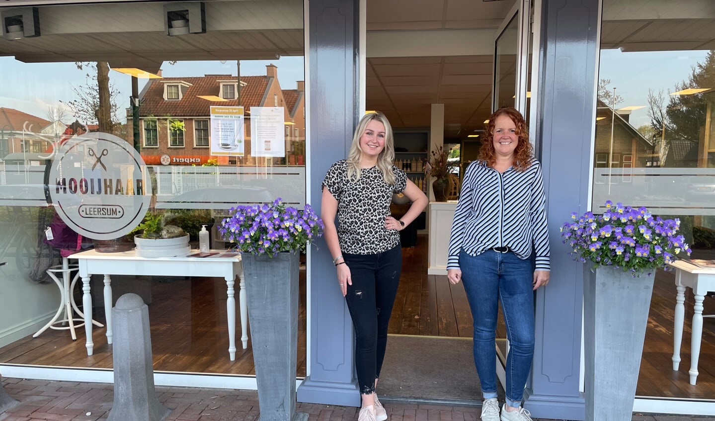 Noor Blankestijn en Elise Mooij voor kapsalon Mooij Haar in Leersum, dat in april 5 jaar bestond.