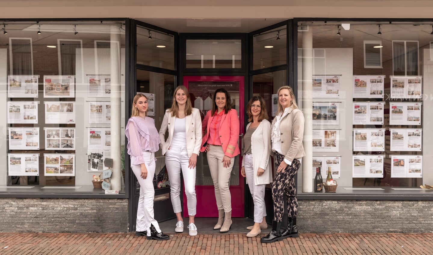 Het team van Van de Ridder Makelaars: July, Anna, Linda, Sanne en Eveline.