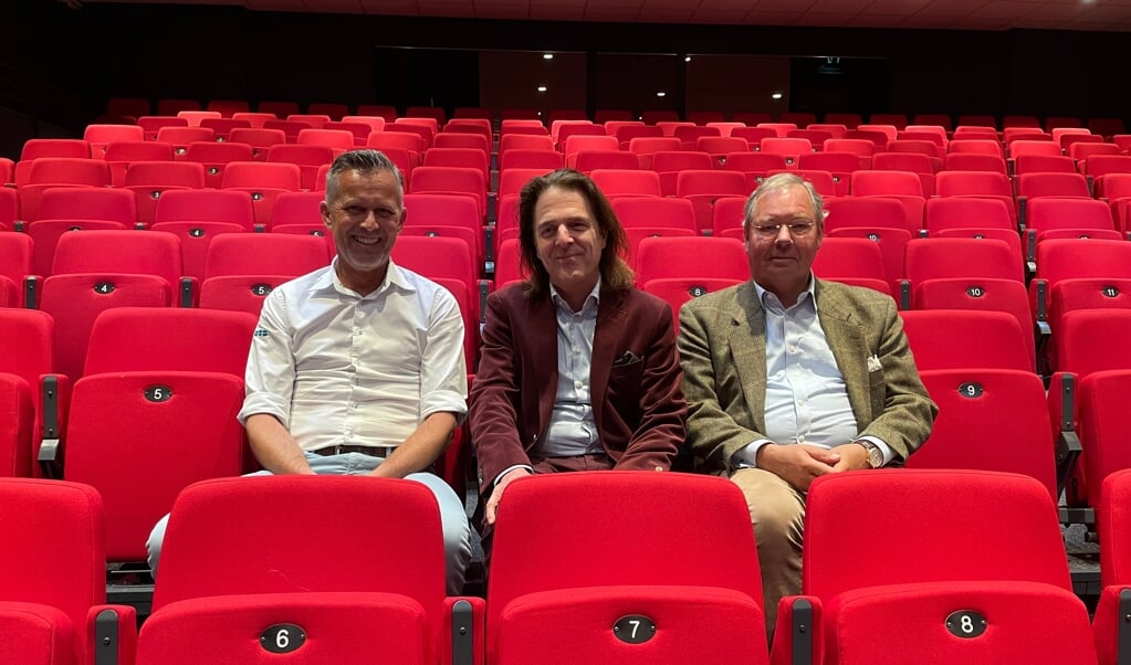 André van Zoeren, Martin Vesseur en Achilles Vink in Theater Stroud: ,,Fantastische locatie voor Filmhuis Putten." 
