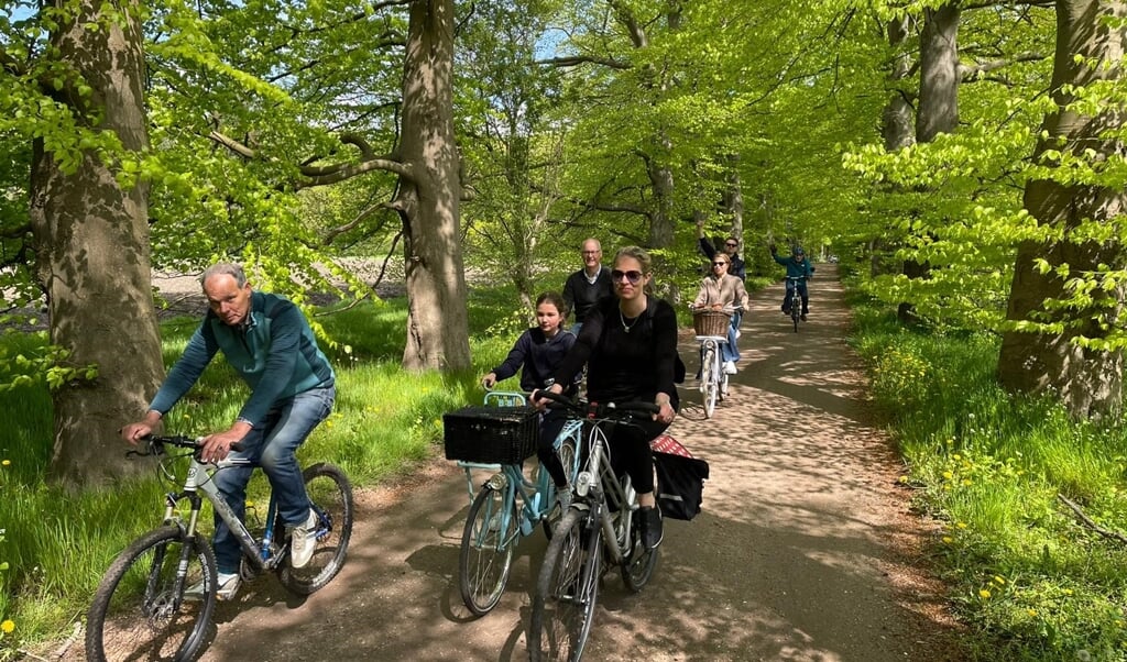 Klaas van der Valk, Marlijn de Jager, Tamara Reesink, Gert-Jan en Tosca Sikking, Martijn Julius en Paul Terlouw op de fiets.