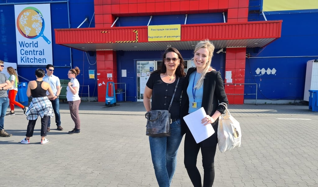 Chantal van den Brink (links) in Polen voor Oekraine samen met een andere vrijwilliger van Omwua. 