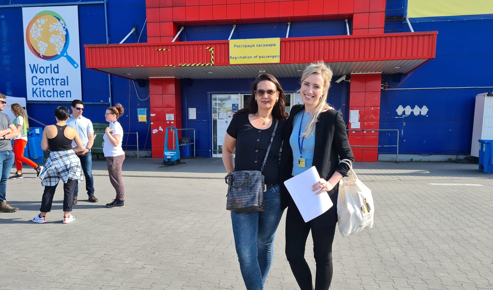 Chantal van den Brink (links) in Polen voor Oekraine samen met een andere vrijwilliger van Omwua. 