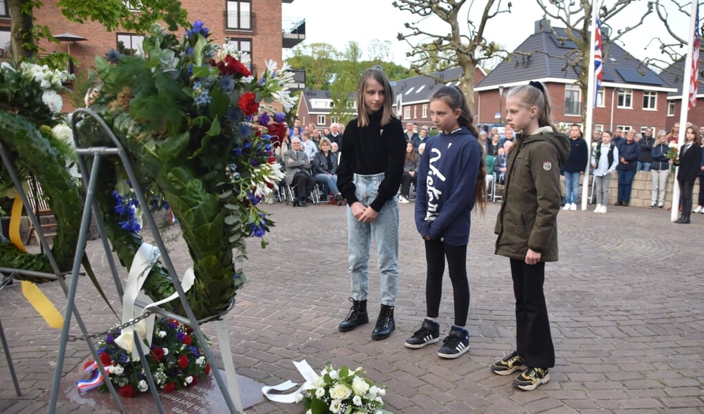 Ook scholieren legden een krans bij het monument op het Odijkplein in Soesterberg. In Soest gebeurde dat ook.