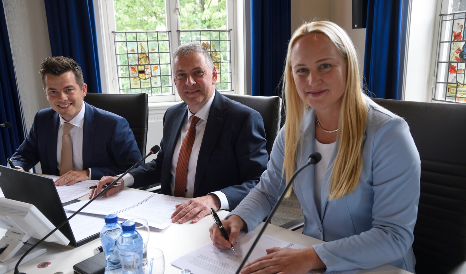 Henk Wiesenekker (ChristenUnie), Jan Top (SGP) en Mijntje Pluimers (Lokaal Belang) zetten hun handtekening onder het coalitie-akkoord.