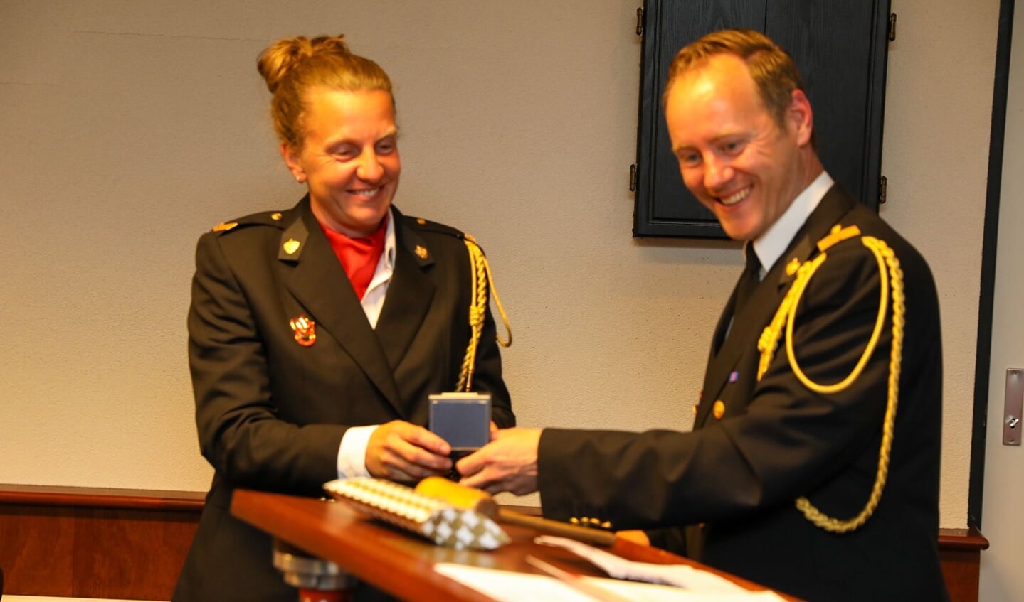  Vertrekkend brandweervrouw Diane Jansen met clustercommandant Bas Lukassen.