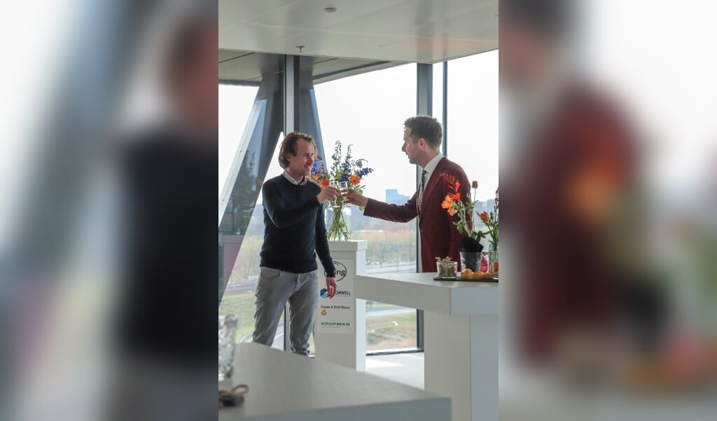 Bas van Dam (CEO Being) en wethouder Axel Boomgaars heffen het glas op de oplevering van The Joan. 