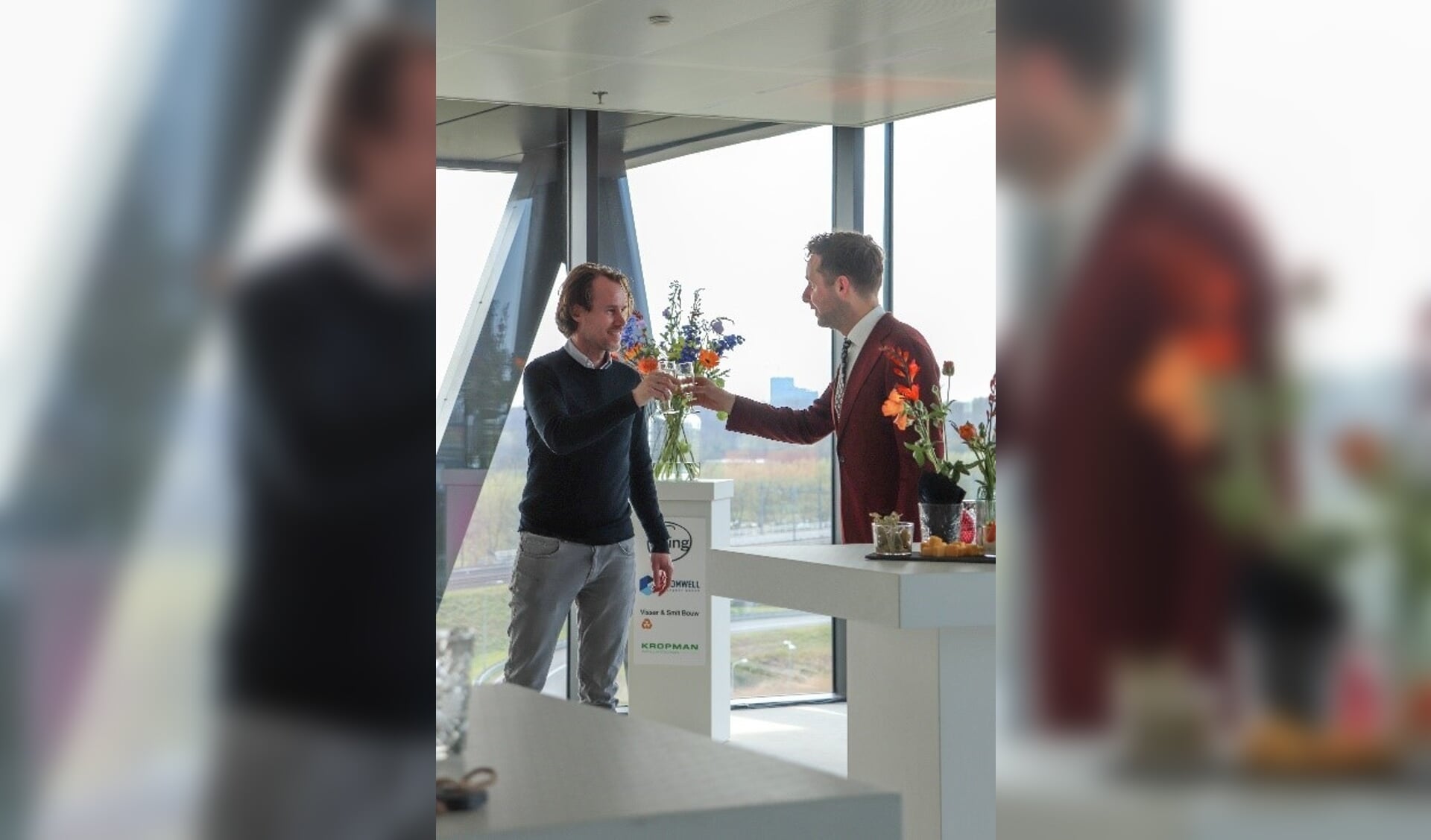 Bas van Dam (CEO Being) en wethouder Axel Boomgaars heffen het glas op de oplevering van The Joan. 