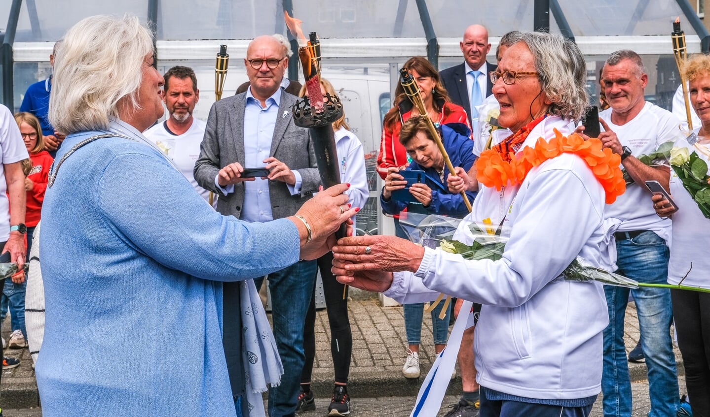 Ontsteken van bevrijdingsvuur door de burgemeester en de kinderburgemeester Haarlemmermeer