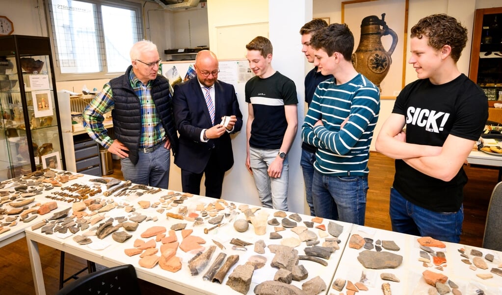 Wethouders Ed Goverde en Ton Spek met Josia van Meerendonk, Thomas Ebert, Daniël van Meerendonk en Philip Bassa. 