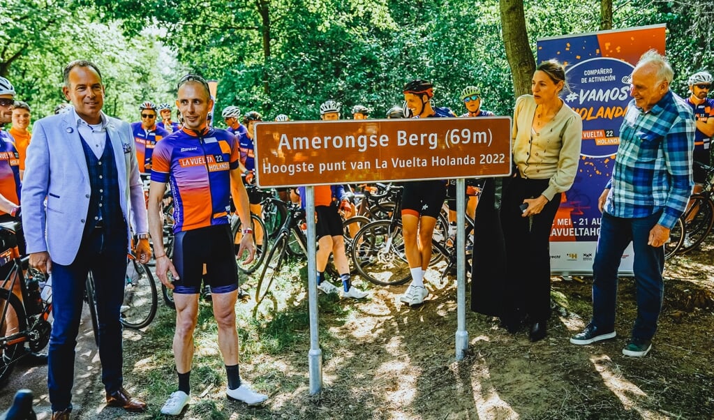  ‘Met de onthulling van een bord op de top van de Amerongse Berg gingen op 12 mei jl. de festiviteiten rond La Vuelta Holanda op de Utrechtse Heuvelrug van start. Via de fietsapp Strava kunnen fanatieke fietsers de hele zomer een poging doen om vanuit Amerongen als snelste de top te bereiken en hun tijd meten met de tijden die de profs op 20 augustus neerzetten op de Amerongse Berg.’ 