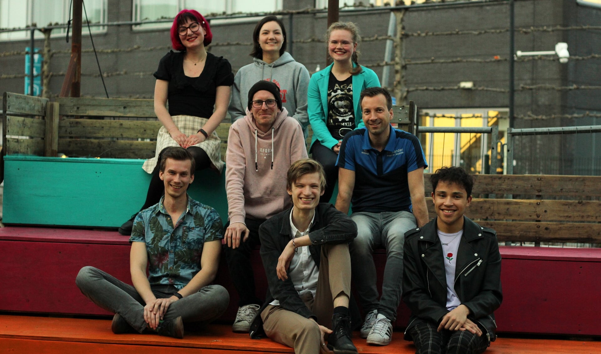 Een deel van het team dat betrokken is bij de organisatie van de Edese Pride, waaronder Xander van Soelen (middelste rij, links).