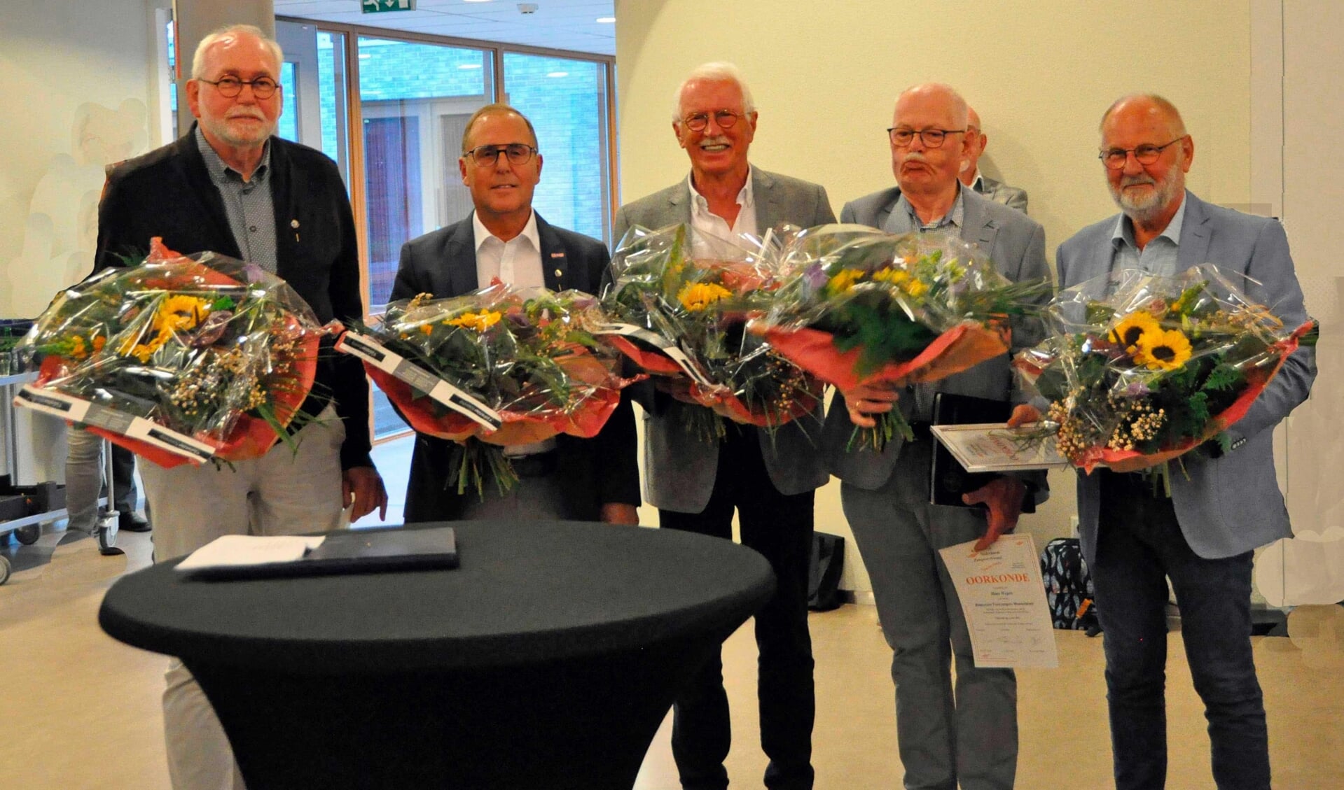 De jubilarissen Bep van Barneveld, Dick van de Pest, Chiel van Butselaar, Hans Wegen en Jan van Manen (van links naar rechts).