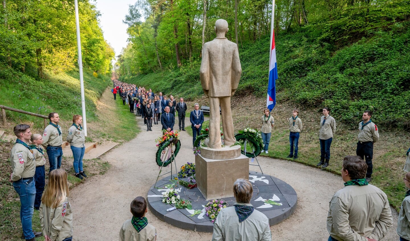 Burgemeester Bolsius van Amersfoort en loco-burgemeester Kiel van Leusden bewijzen eer aan de slachtoffers van Kamp Amersfoort bij monument de Stenen Man, 4 mei 2022.