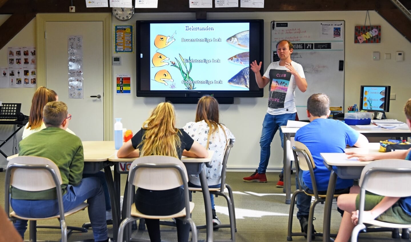 VISmeester Gerrit van hengelsportvereniging Zeister HSV geeft les.
