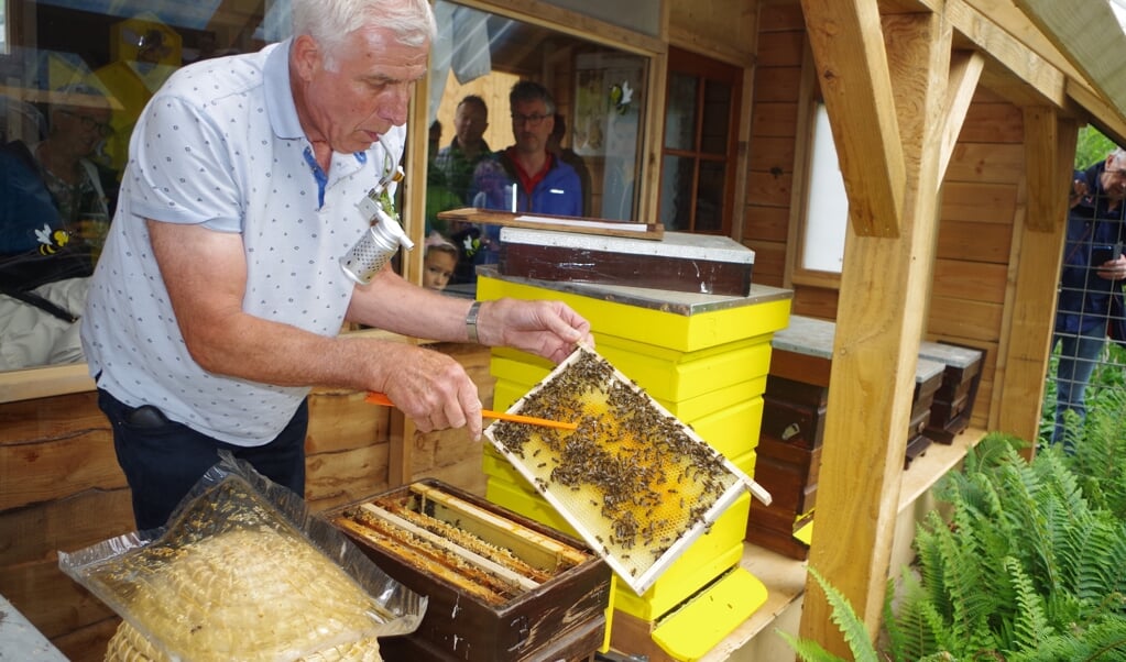 Jan laat zien hoe druk de bijen al geweest zijn