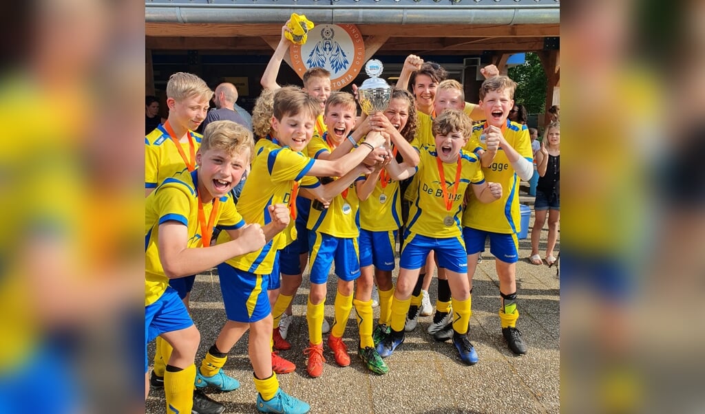 De Brugge jeugd is winnende finalist regiofinale schoolvoetbal.