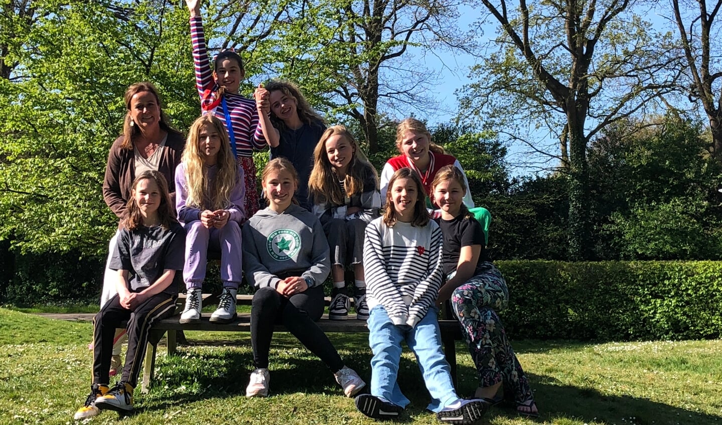 Leerlingen van de basisschool van Maupertuus met Juf Paulien.
