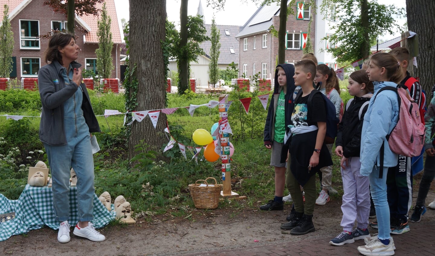 Dagmar Kroezen en de kinderen van groep zeven van Kindcentrum De Spreng in Hoevelaken. 