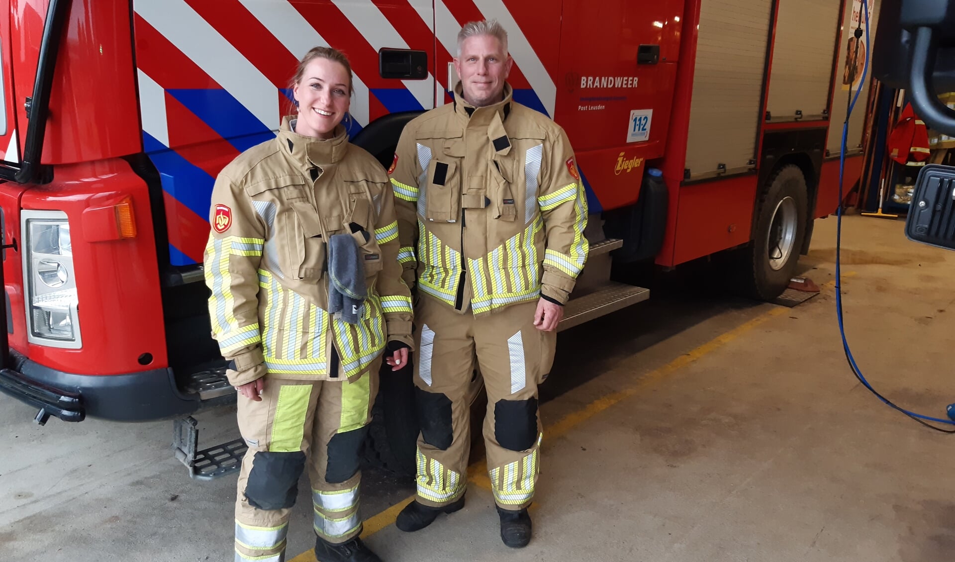 Iris de Ruwe en Matthijs van der Veen bij het specialistische voertuig dat bij bos- en heidebranden wordt ingezet.