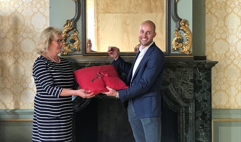 Wethouder Wil Kosterman draagt de sleutel over aan projectleider Jens Bonnema van aannemersbedrijf Schakel & Schrale.