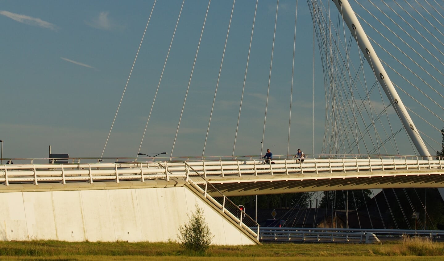 Twee fietsers op een van de Calatrava bruggen.