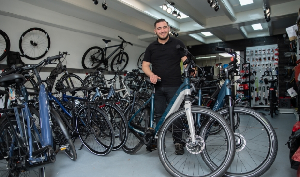 Lut Cetinturk met de nieuwe e-bikes die door klanten getest mogen worden.