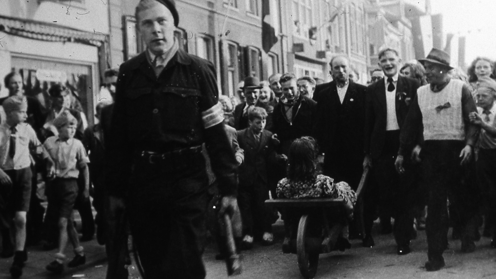 De meest iconische bevrijdingsfoto van WOII in Veenendaal: een vrouw wordt in de Hoofdstraat opgebracht.