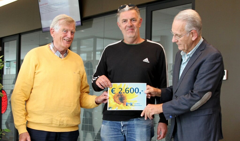 Roel Madiol, Michael Verheij en Max Bremer met de cheque voor Oekraïense vluchtelingen in Leusden en Achterveld.