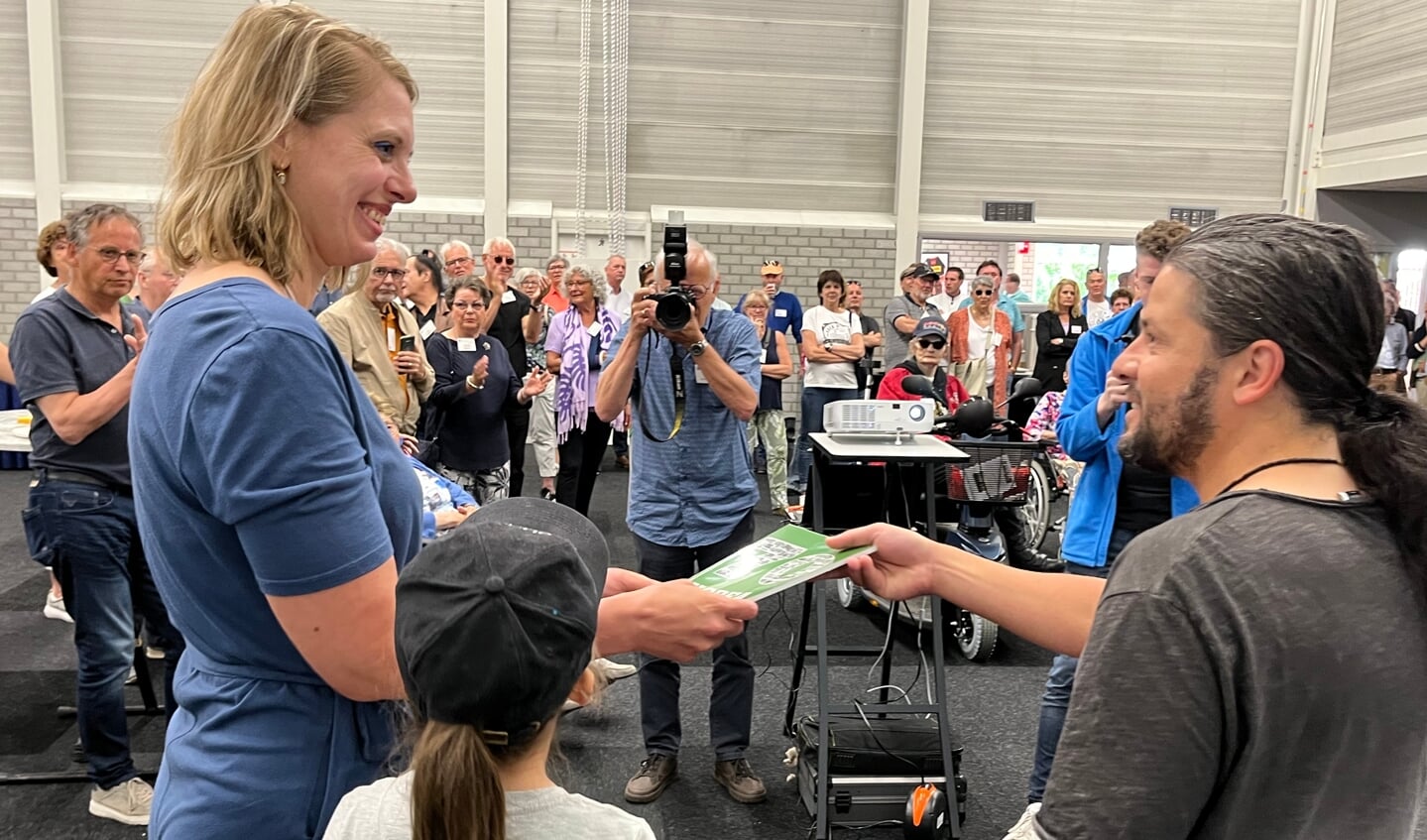 Wethouder Marije Storteboom krijgt het boek 70 jaar Korea overhandigd door Maarten van de Biezen.