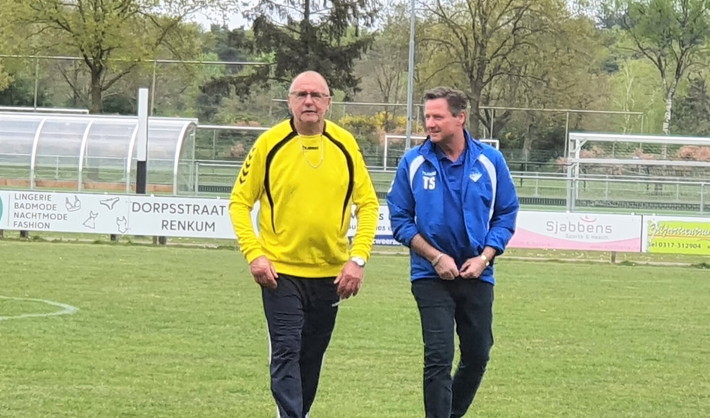 RVW-trainer Peter van den Borden stapt, na het verloren duel tegen Jonge Kracht (1-6), samen met grensrechter Henk van Capelleveen, teleurgesteld van het veld. Het zou de laatste wedstrijd zijn die Van den Borden dit seizoen op de trainingsbank zat. Van den Borden is per direct opgestapt.